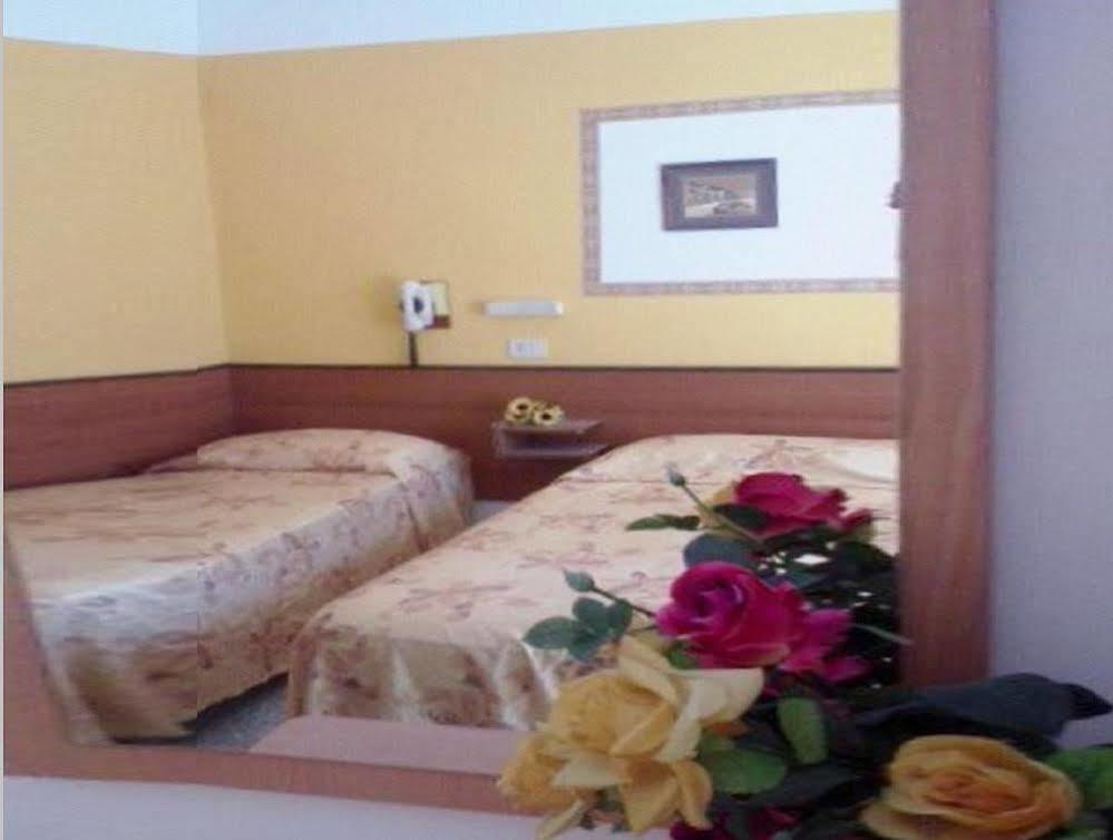 Hotel Arno Misano Adriatico Kültér fotó